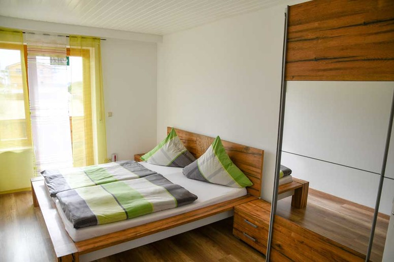 Ferienwohnung 08 - Schlafzimmer 1 mit Doppelbett und ausreichend Stauraum