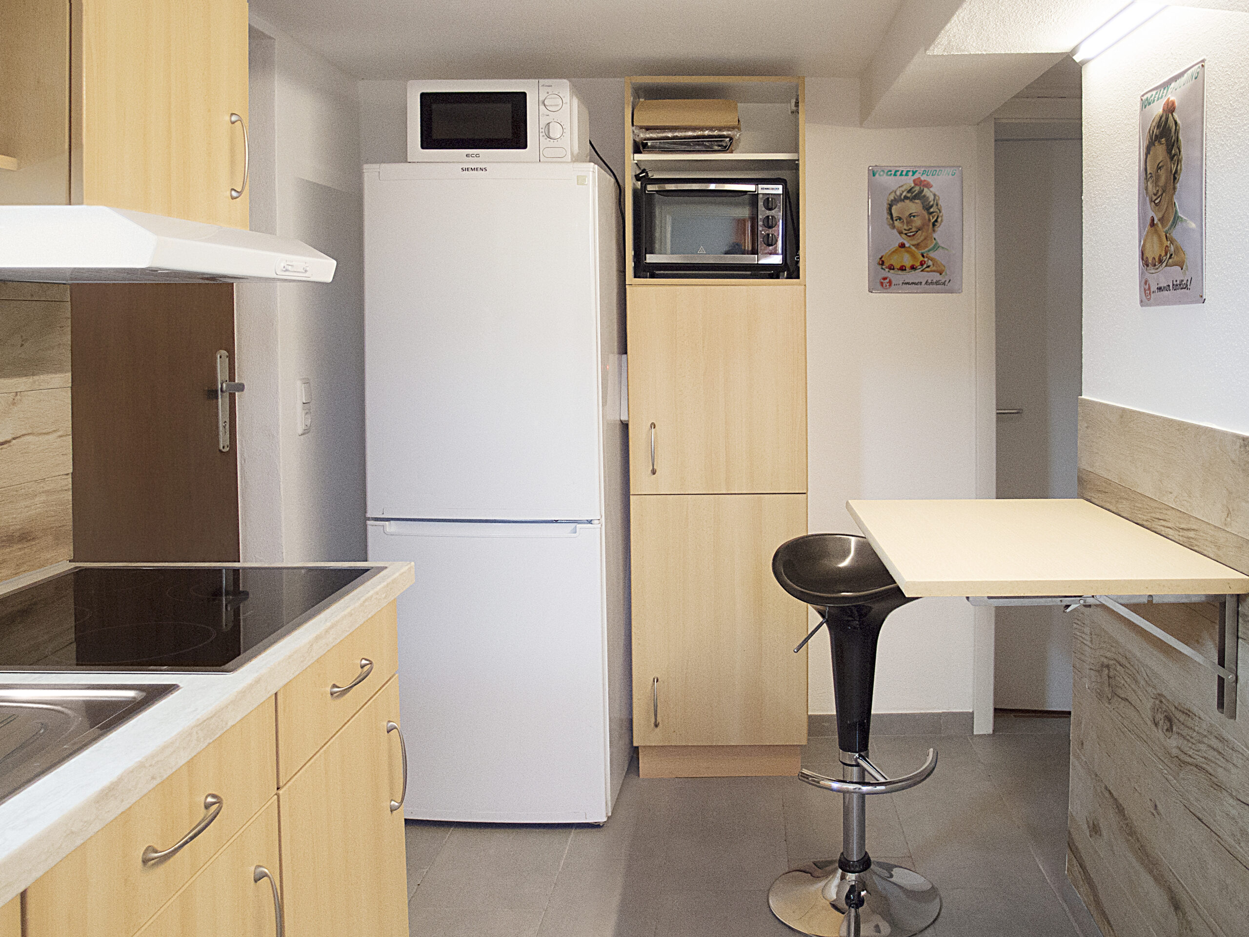 Keller-Ferienwohnung - modern ausgestattete Küche mit Sitzplatz